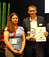 Ein EDP Award 2016 für den neuen Zünd D3 Cutter mit Doppelbalkensystem – Oliver Zünd, CEO Zünd Systemtechnik AG und Regina Vladimirska, Print Plus Magazine, Ukraine.