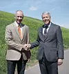 Der bisherige und der kommende Robatech-CEO beim Handshake: Marcel Meyer (links) und Martin Meier.