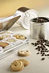 Ob Gewürze, Kekse oder Bonbons: Metallverpackungen sind eine hygienische und optisch ansprechende Lösung für Lebensmittel.