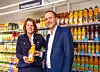 Marit van Egmond, CEO von Albert Heijn und Tom van Aken, CEO von Avantium, präsentieren die Getränkeflasche aus pflanzenbasiertem PEF.