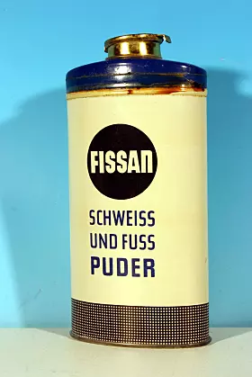 Ovale Fissan-Puderdosen mit Metall-Streuverschluss aus der Zeit vor dem Zweiten Weltkrieg.
