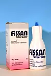 Fissan-Silberpuder. Faltschachtel und daneben die Produktflasche stehent.
