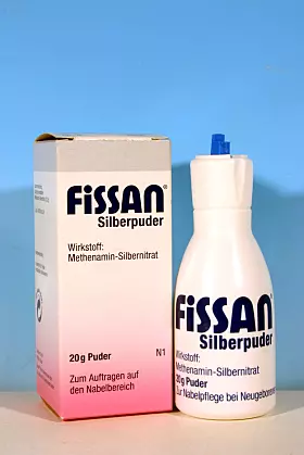 Fissan-Silberpuder. Faltschachtel und daneben die Produktflasche stehent.