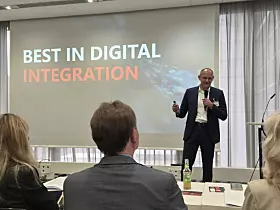 Pressekonferenz von SEW über die Software-definierte Fabrik am ersten Tag der Interpack im CCD Süd.