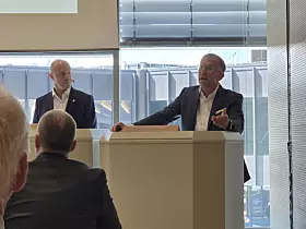 v.l.: CSO Dr. Tobias Richter und CEO Christian Traumann von Multivac während der Pressekonferenz auf der Interpack 2026