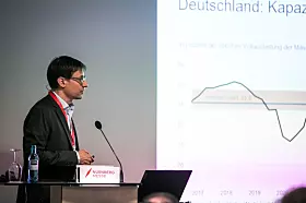 Johannes Schmid-Wiedersheim, frischgebackener Geschäftsführer der VDMA Fachverbände Nahrungsmittel- und Verpackungsmaschinen, hielt die Eröffnungs-Keynote der Packaging Machinery Conference 2026.
