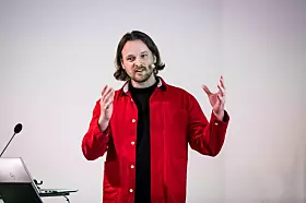 Jonathan Scheck von interzero gab den Teilnehmern einen kleinen Crashkurs in Sachen Recyclingfähigkeit.