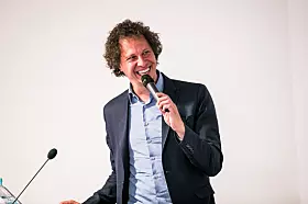"Feuern Sie Ihren KI-Verantwortlichen!" Malcolm Werchota von werchota.ai hielt eine launige Keynote zum wohl aktuell wichtigsten Thema in der Industrie