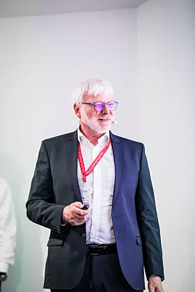 Jürgen Welker von Koch Pac-Systeme berichtete, wie KI in seinem Unternehmen zum Einsatz kommt.