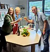 v.l.: Die Geschäftsführerinnen von Siemer Verpackung, Laura und Maren Grondey, sowie der Gründer von Lackwerkstatt, Torsten Uhlig.