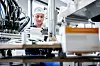 Einblick in die Produktion von Sekundärpackmitteln für die pharmazeutische Industrie.
