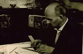 Firmengründer Fritz Junghans im Konstruktionsbüro.