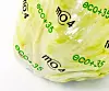 Verpackter Salatkopf mit grünen und schwarzen Aufdrucken auf weißem Hintergrund.
