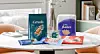 Produktpräsentation mit zwei Sappi-Barrierepapieren und mehreren Verpackungsmustern auf einem runden Tisch.