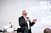 Jürgen Welker, Director Automation and Technology bei Koch Pac-Systeme, während seines Vortrags auf der Packaging Machinery Conference 2026.