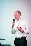 Jonas Schaub, Vorstand bei Elunic, während seines Vortrags auf der Packaging Machinery Conference 2026.