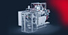 Automatisierte Verpackungsmaschine vor dunklem Hintergrund mit roter Beleuchtung.