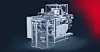 Automatisierte Verpackungsmaschine vor dunklem Hintergrund mit roter Beleuchtung.